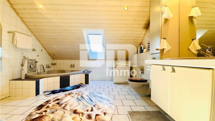 Modernes Ein-/Zweifamilienhaus mit PV Anlage und großer Doppelgarage auf herrlichem Anwesen - WE2 OG / DG Badezimmer / Wanne / Dusche